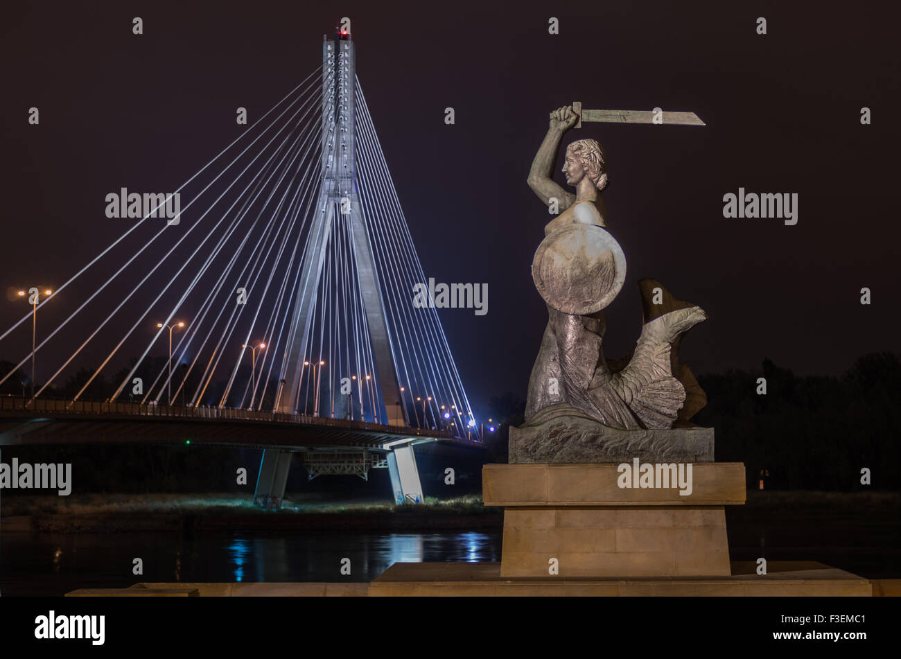 Syrenka (Meerjungfrau von Warschau) ich die meisten Świętokrzyski (Holly Cross Bridge) bei Nacht, Warszawa Stockfoto