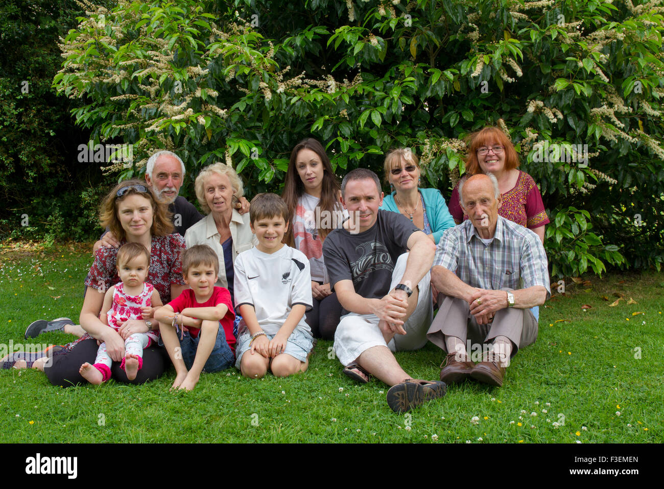 4 Generationen gezeigt in Großfamilie Gruppenfoto, versammelten sich im Garten, UK Stockfoto