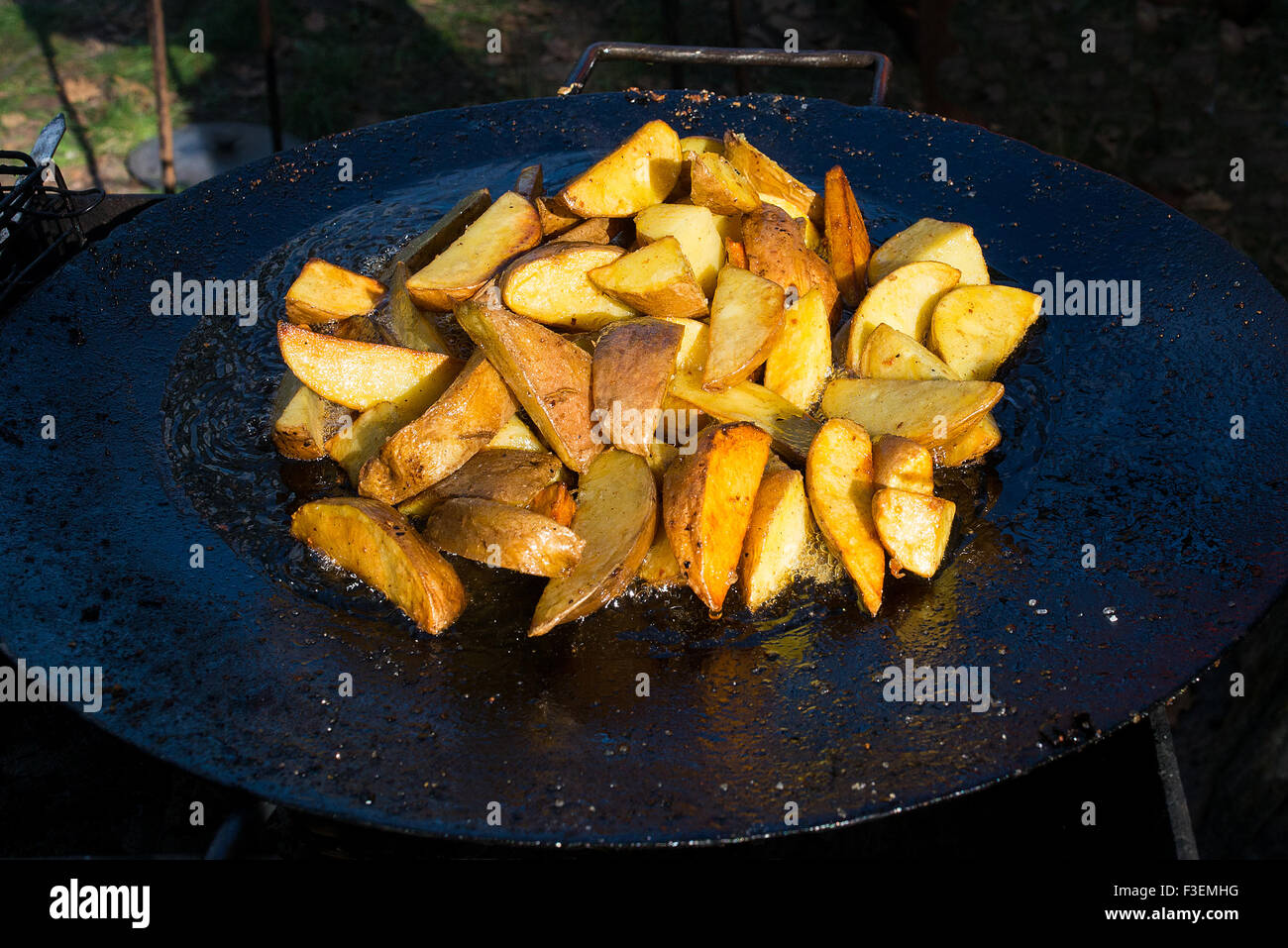 Gebratene Kartoffel in großen melal Pot. Auf Grill und offenem Feuer, Rauch. Stockfoto