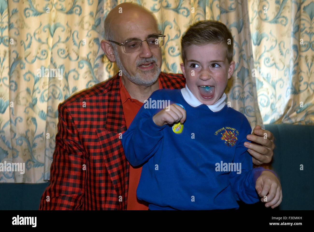 Youngster Spass mit einem Zauberer und einem Macmillan Cancer Care Sammeltag, Liphook, Hampshire, UK. Stockfoto