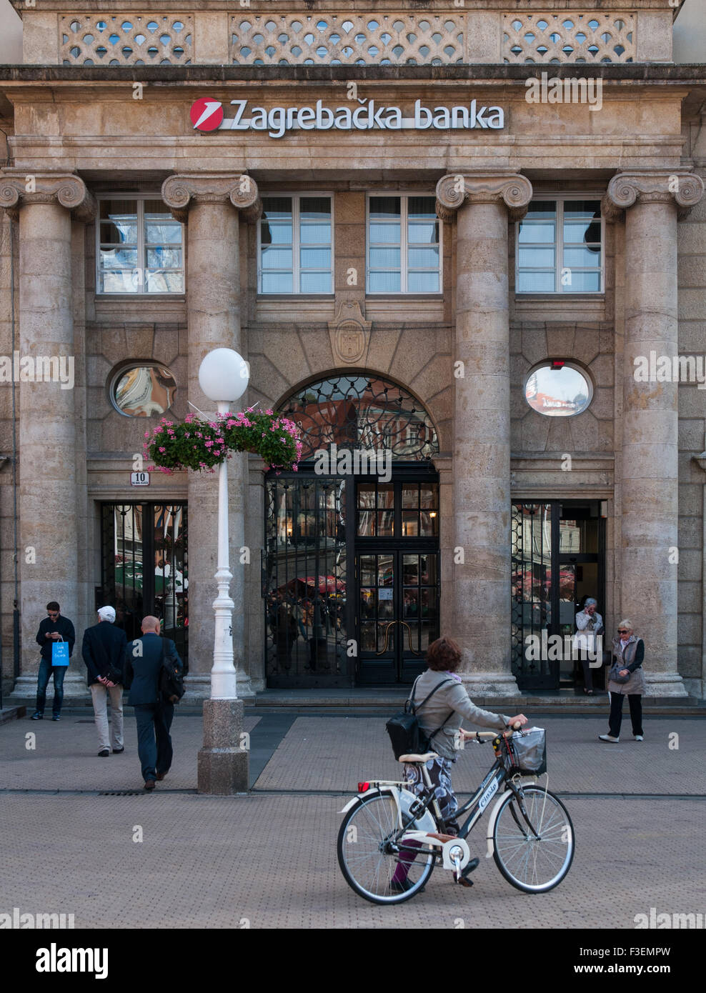 Der Eingang der Bank Zagreb Stockfoto