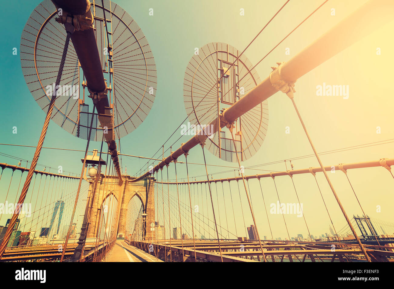 Vintage getönten fisheye-Objektiv Bild der Brooklyn Bridge in New York City, USA. Stockfoto