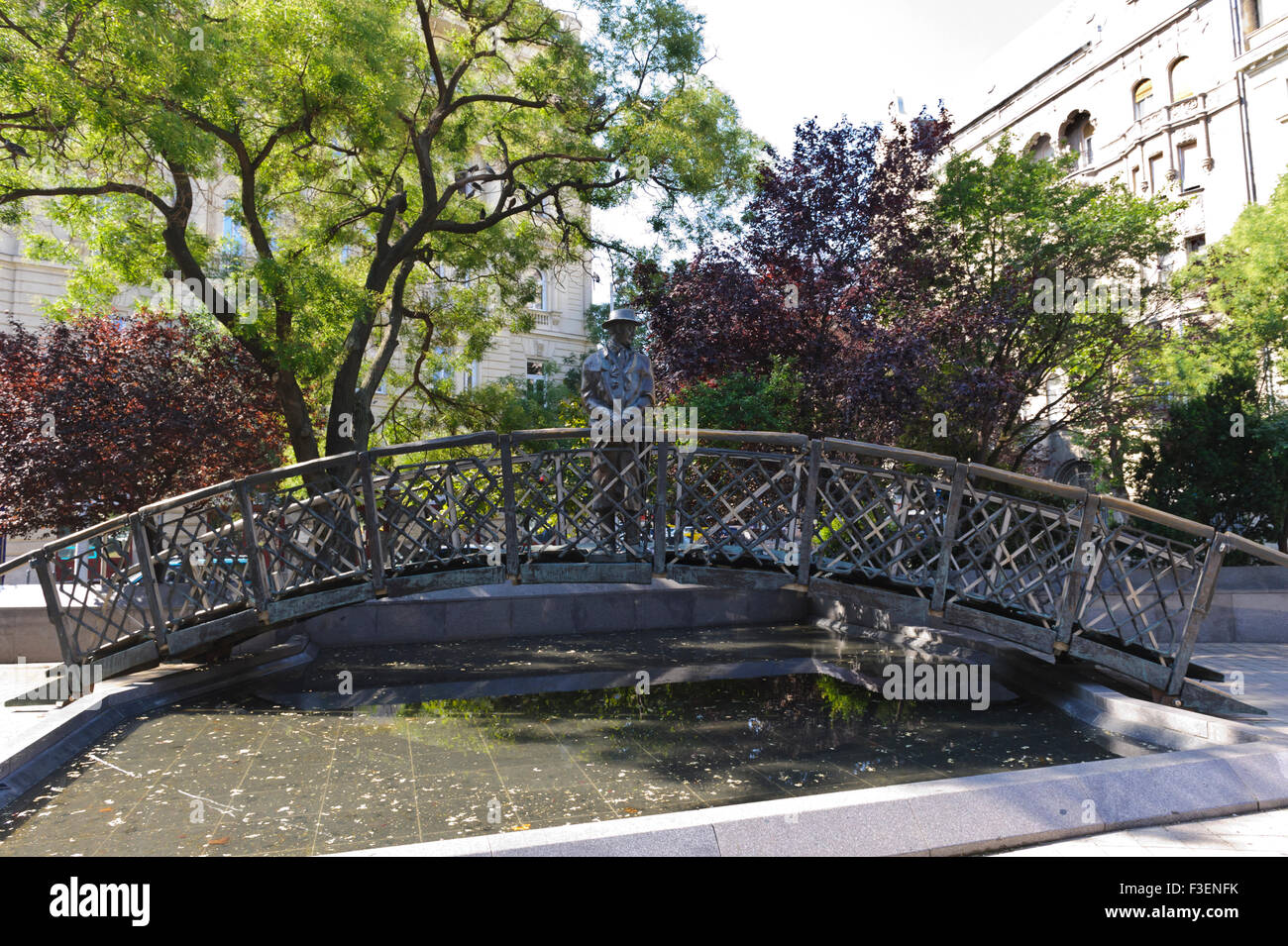 Eine Skulptur von Imre Nagy stehen auf einer Brücke in Budapest, Ungarn. Stockfoto