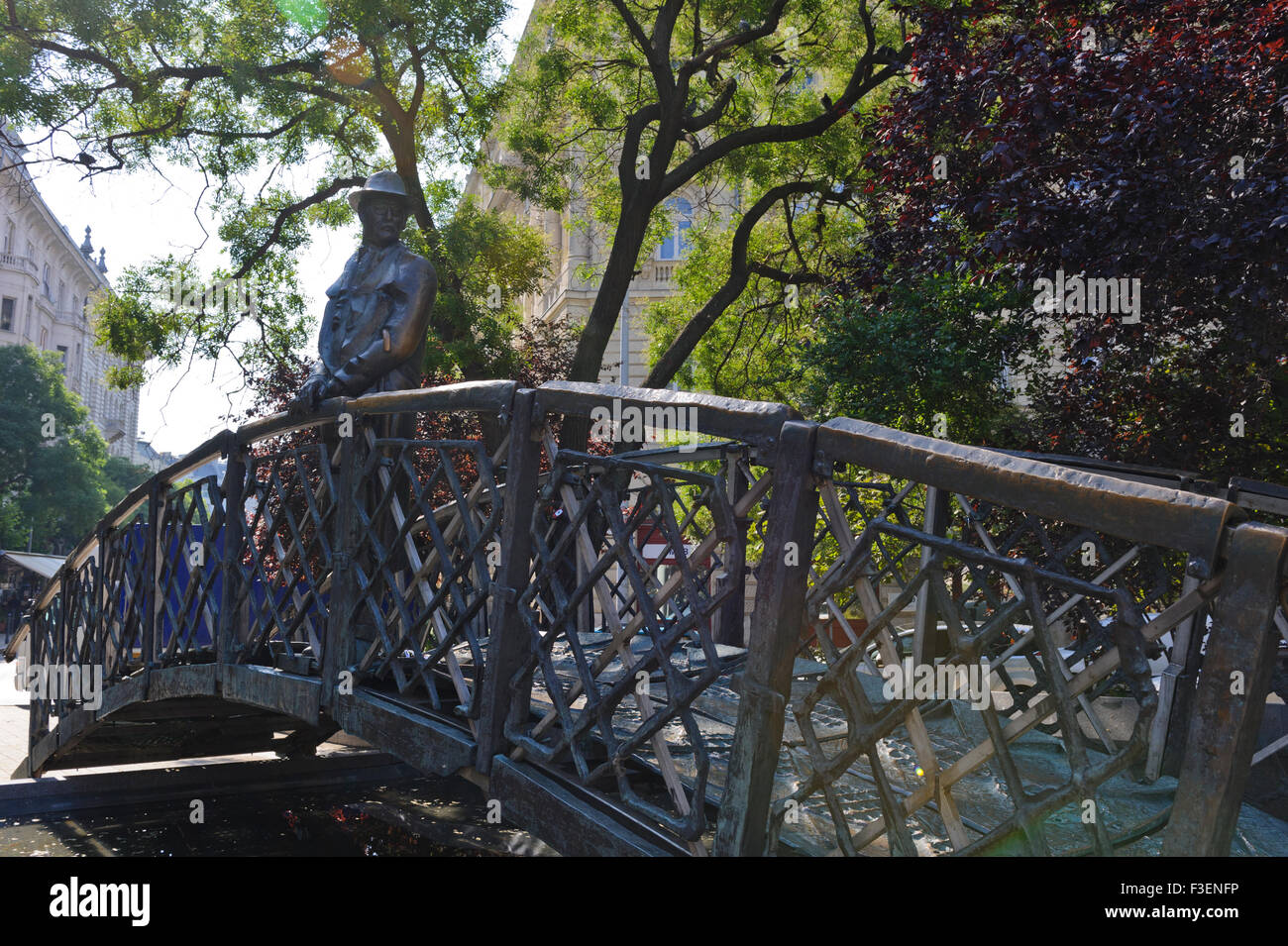 Eine Skulptur von Imre Nagy stehen auf einer Brücke in Budapest, Ungarn. Stockfoto