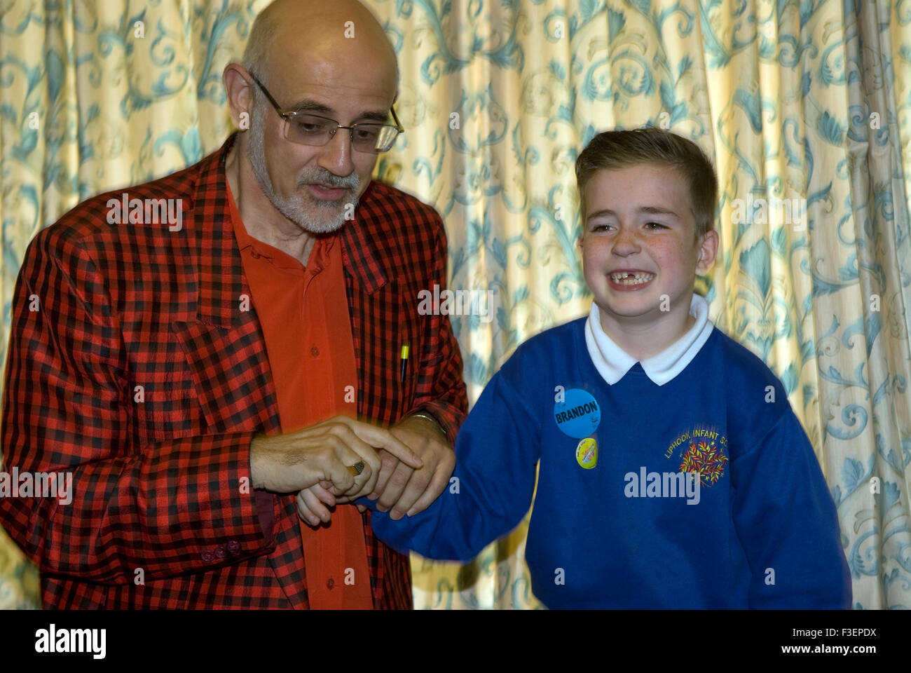 Youngster Spass mit einem Zauberer und einem Macmillan Cancer Care Sammeltag, Liphook, Hampshire, UK. Stockfoto