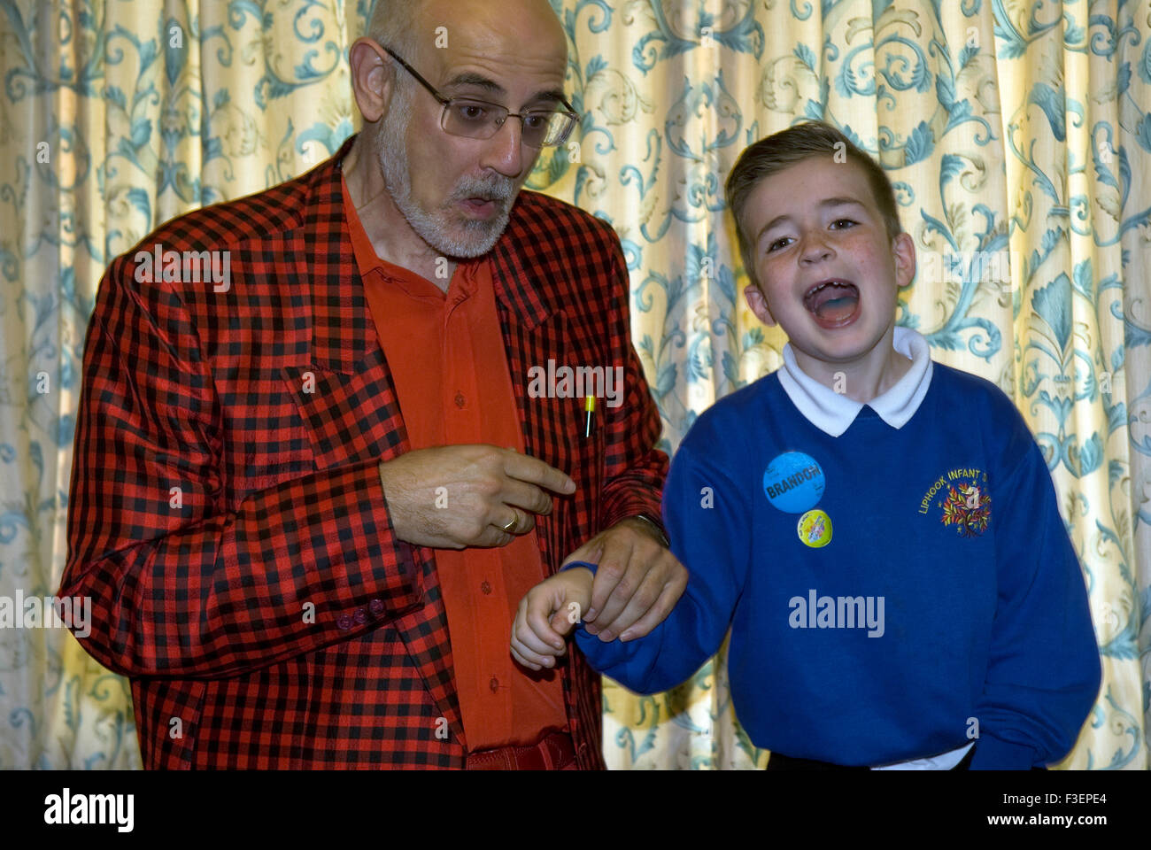 Youngster Spass mit einem Zauberer und einem Macmillan Cancer Care Sammeltag, Liphook, Hampshire, UK. Stockfoto