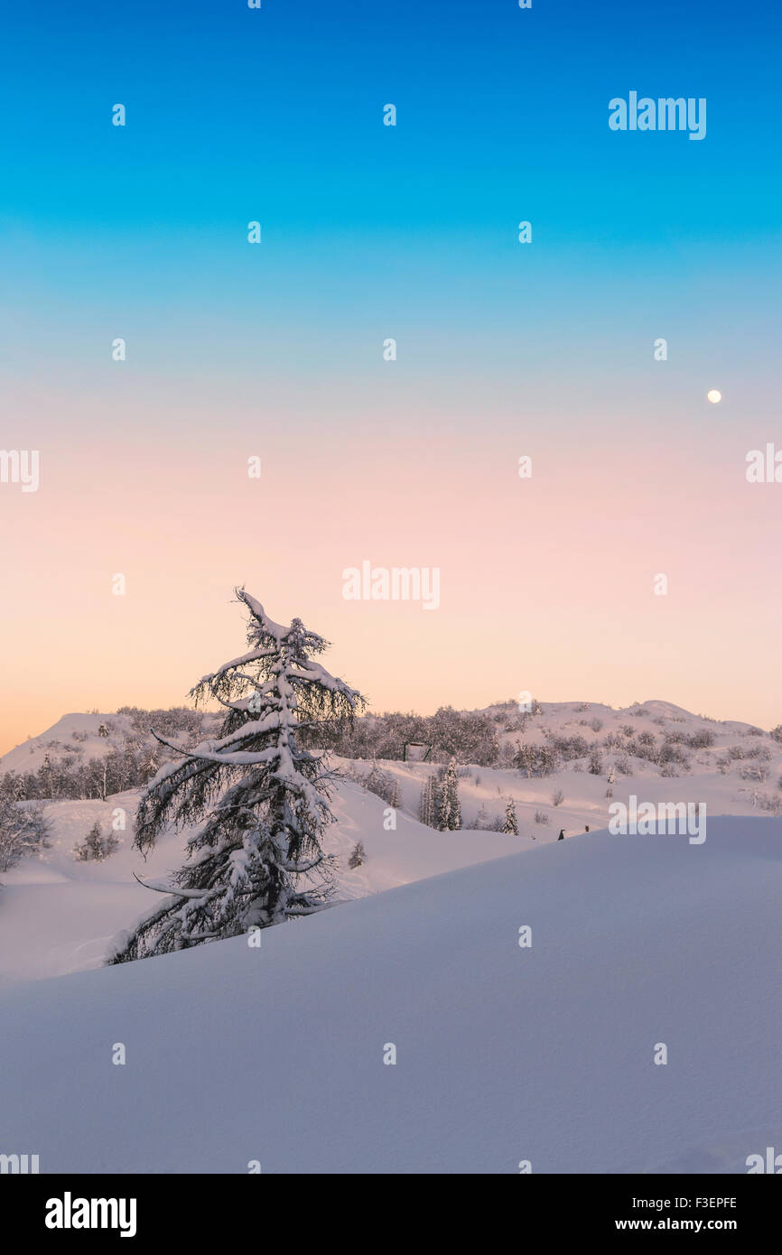 Magischen Sonnenuntergang Winter in den Julischen Alpen Berge-Slowenien Stockfoto