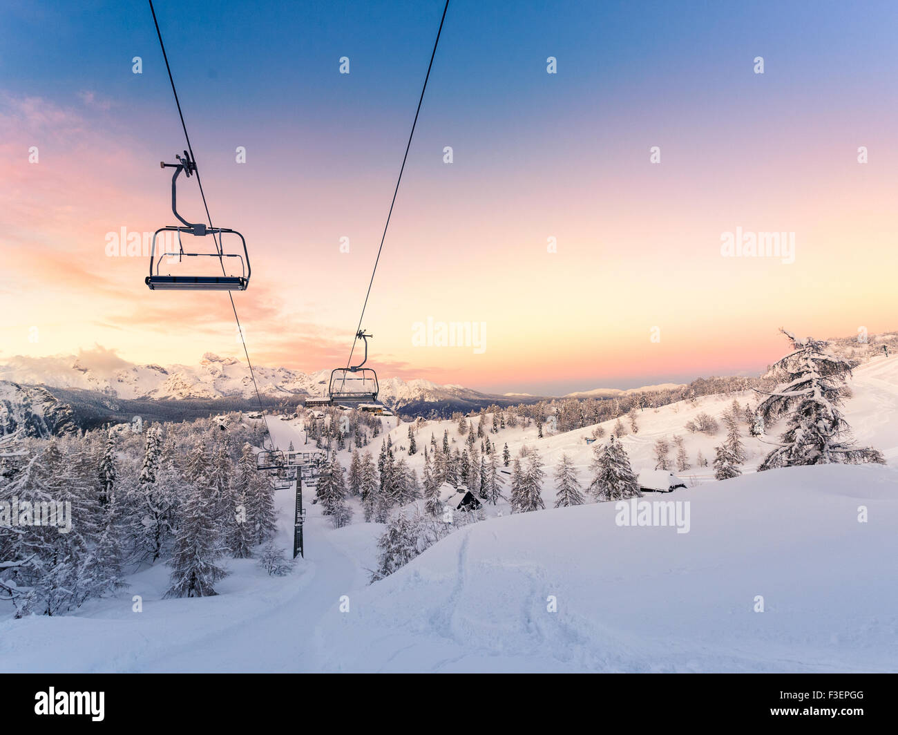 Winter-Bergpanorama mit Skipisten und Skilifte in der Nähe von Skizentrum Vogel, Slowenien Stockfoto