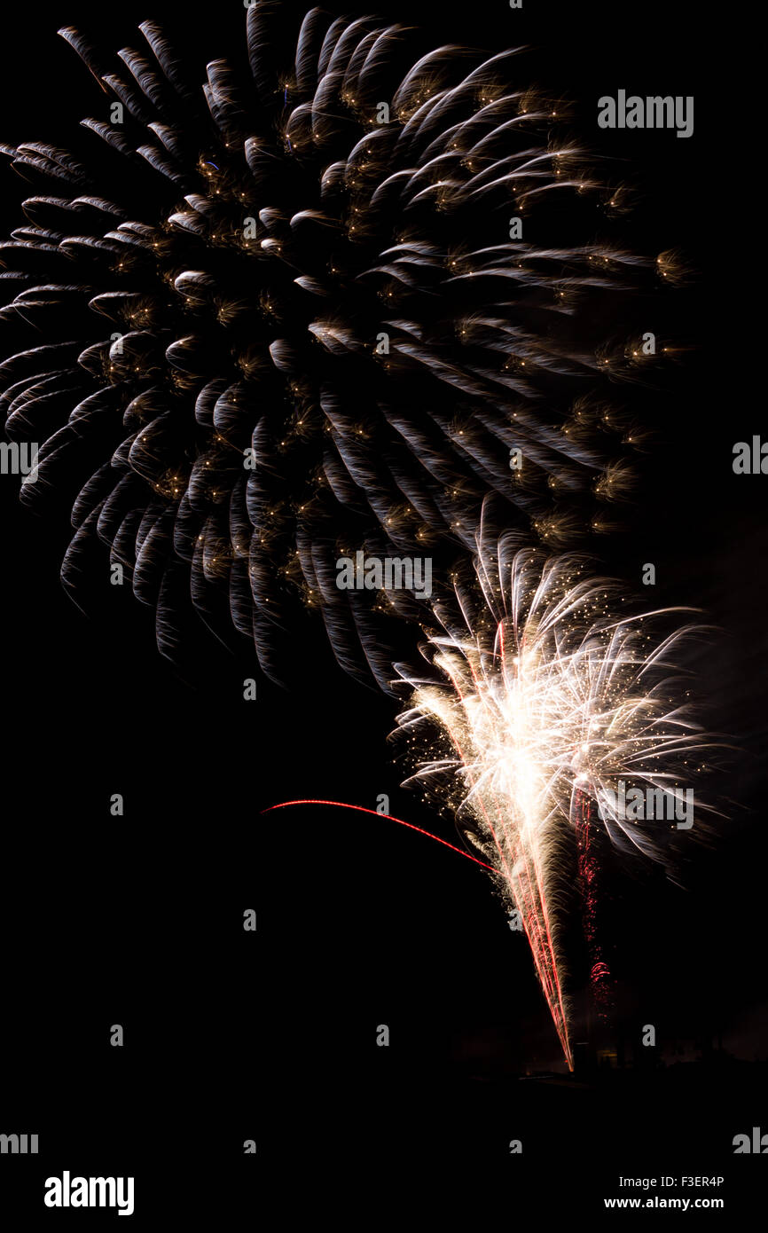Festliche und bunten Feuerwerk vor schwarzem Hintergrund - 1 Stockfoto
