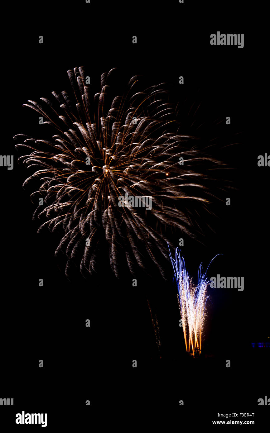 Festliche und bunten Feuerwerk vor schwarzem Hintergrund - 2 Stockfoto