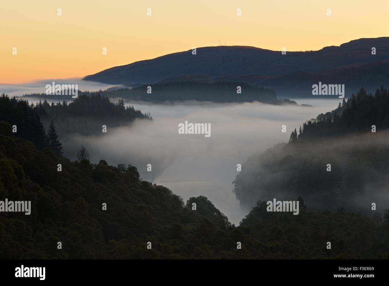 Nebel verweilt über dem Loch Achray, an einem kalten Herbstmorgen entnommen der Herzöge pass Stockfoto