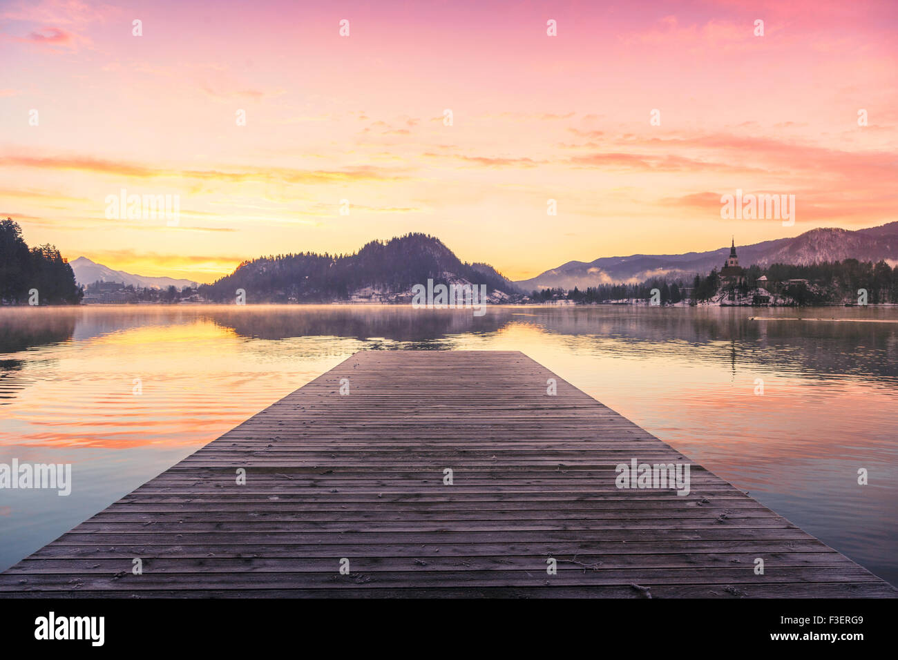 Wunderbaren Sonnenaufgang auf den Bleder See im Winter, Slowenien, Europa Stockfoto