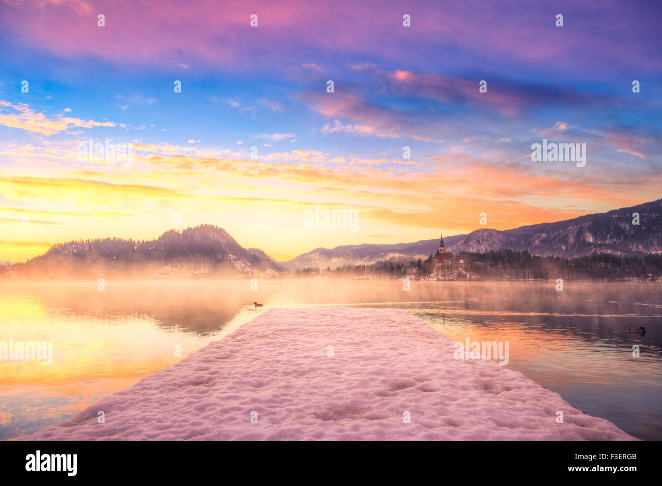 Wunderbaren Sonnenaufgang auf den Bleder See im Winter, Slowenien, Europa Stockfoto