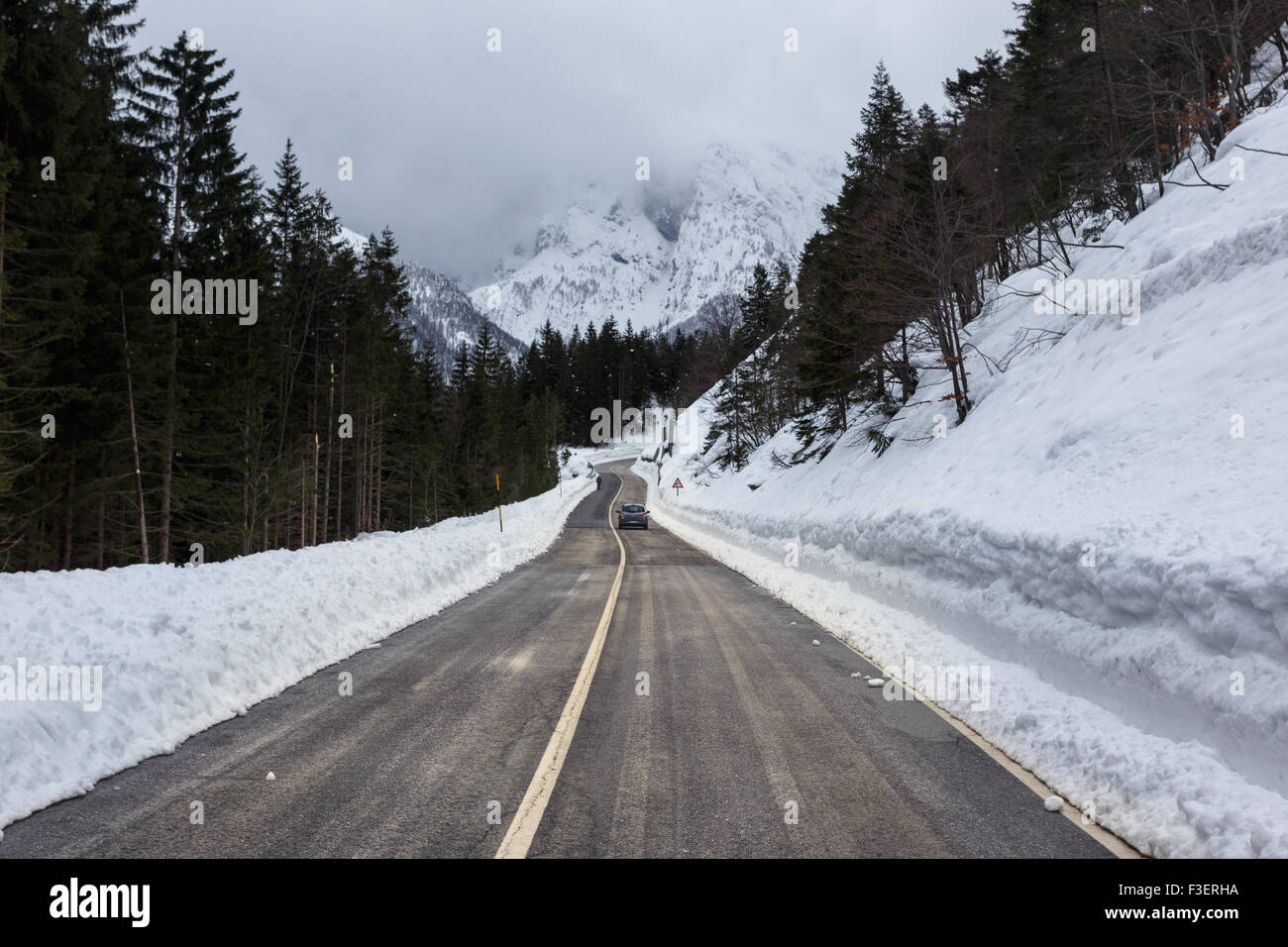 Leere Bergstraße an einem bewölkten Wintertag. Italien Stockfoto