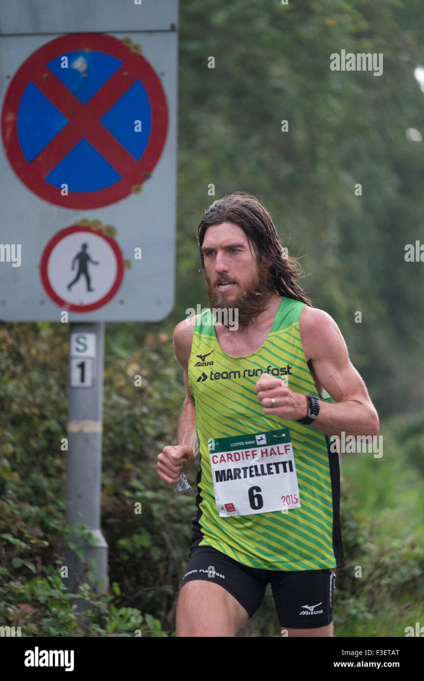 Cardiff, Wales, UK - 4. Oktober 2015: Paul Martelletti kreuzt, A4234 und Köpfe in Richtung Adam St. läuft beim Halbmarathon Stockfoto