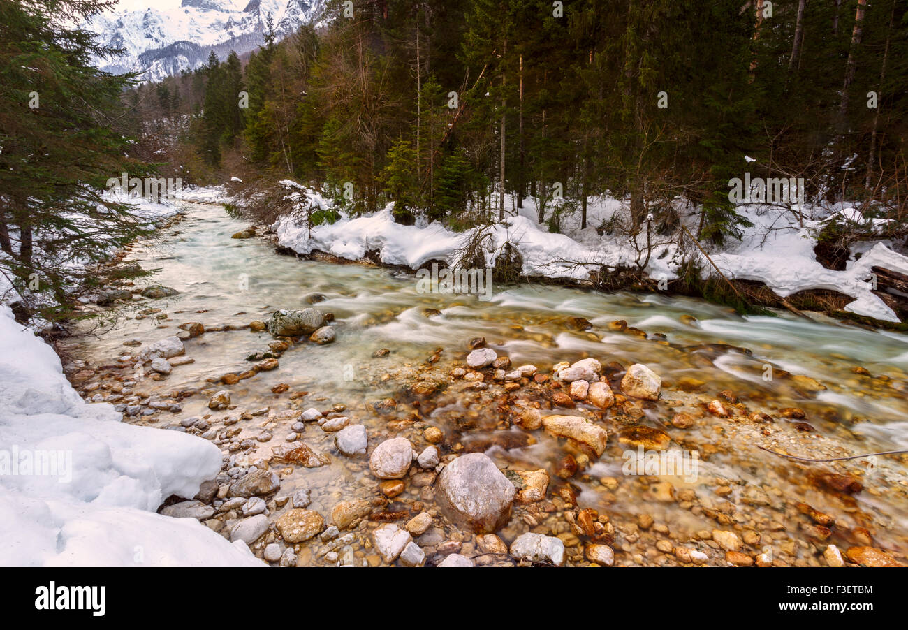 Gebirgsfluss in der Winterzeit in Julia Alpen-Slowenien Stockfoto