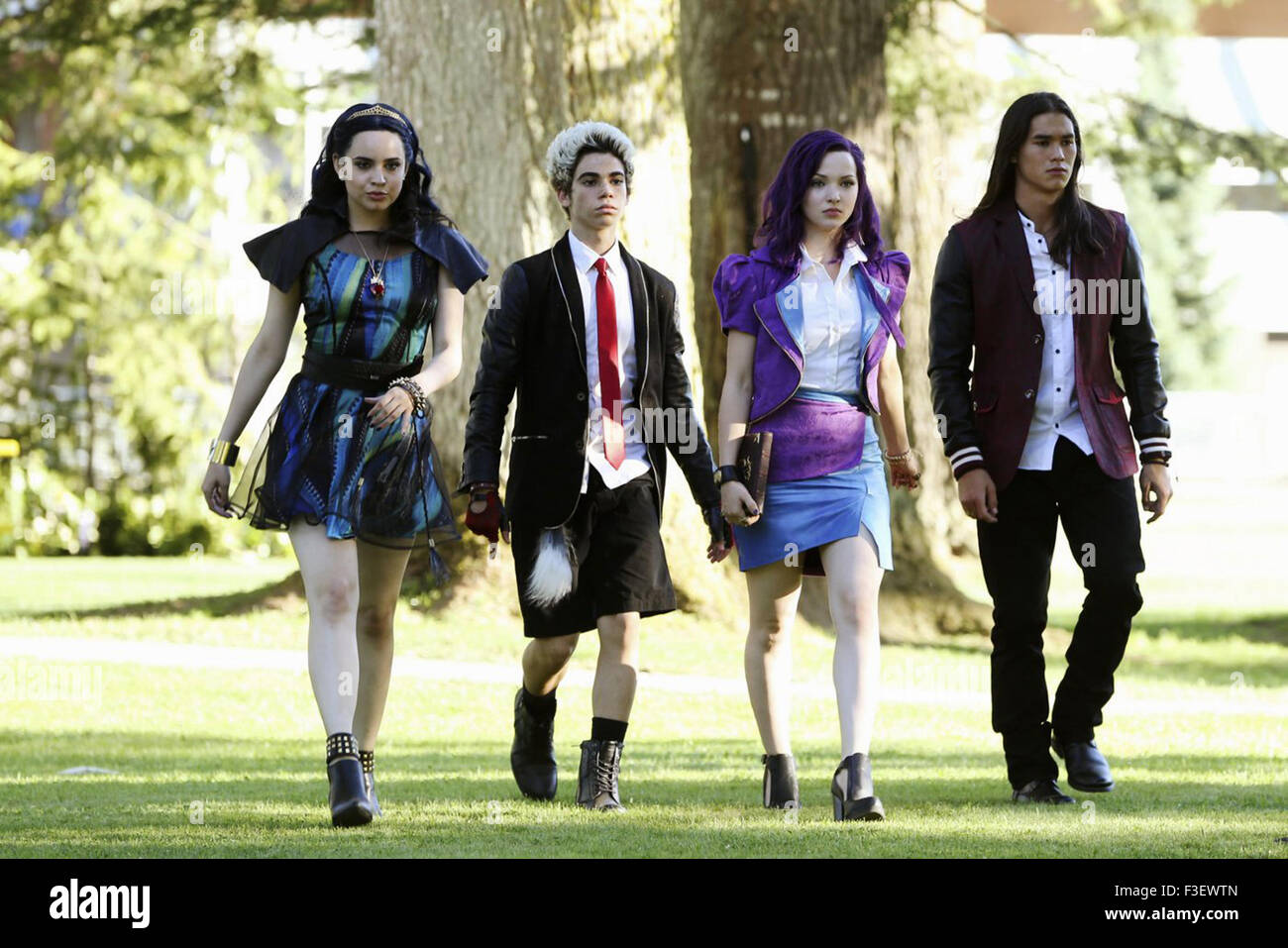 Nachkommen ist ein 2015 amerikanische musikalische Fantasie Fernsehfilm unter der Regie von Kenny Ortega.  Dieses Foto ist nur zu redaktionellen Zwecken und unterliegen dem Copyright von der Filmgesellschaft und/oder der Fotograf von dem Film oder der Firma zugeordnet und kann nur durch Veröffentlichungen im Zusammenhang mit der Förderung der oben genannten Film reproduziert werden. Eine obligatorische Gutschrift auf die Filmgesellschaft ist erforderlich. Der Fotograf sollte auch angerechnet werden, wenn bekannt. Stockfoto