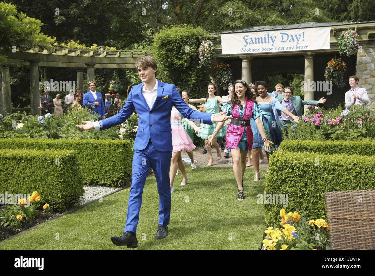 Nachkommen ist ein 2015 amerikanische musikalische Fantasie Fernsehfilm unter der Regie von Kenny Ortega.  Dieses Foto ist nur zu redaktionellen Zwecken und unterliegen dem Copyright von der Filmgesellschaft und/oder der Fotograf von dem Film oder der Firma zugeordnet und kann nur durch Veröffentlichungen im Zusammenhang mit der Förderung der oben genannten Film reproduziert werden. Eine obligatorische Gutschrift auf die Filmgesellschaft ist erforderlich. Der Fotograf sollte auch angerechnet werden, wenn bekannt. Stockfoto