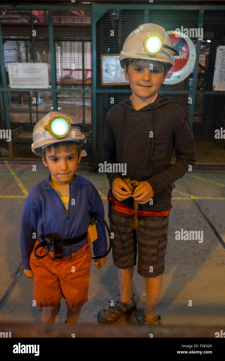 2 Jungs mit Sicherheit Hüte warten auf eine unterirdische Tour Big Pit National Coal Museum, Blaenavon, South Wales, UK Stockfoto