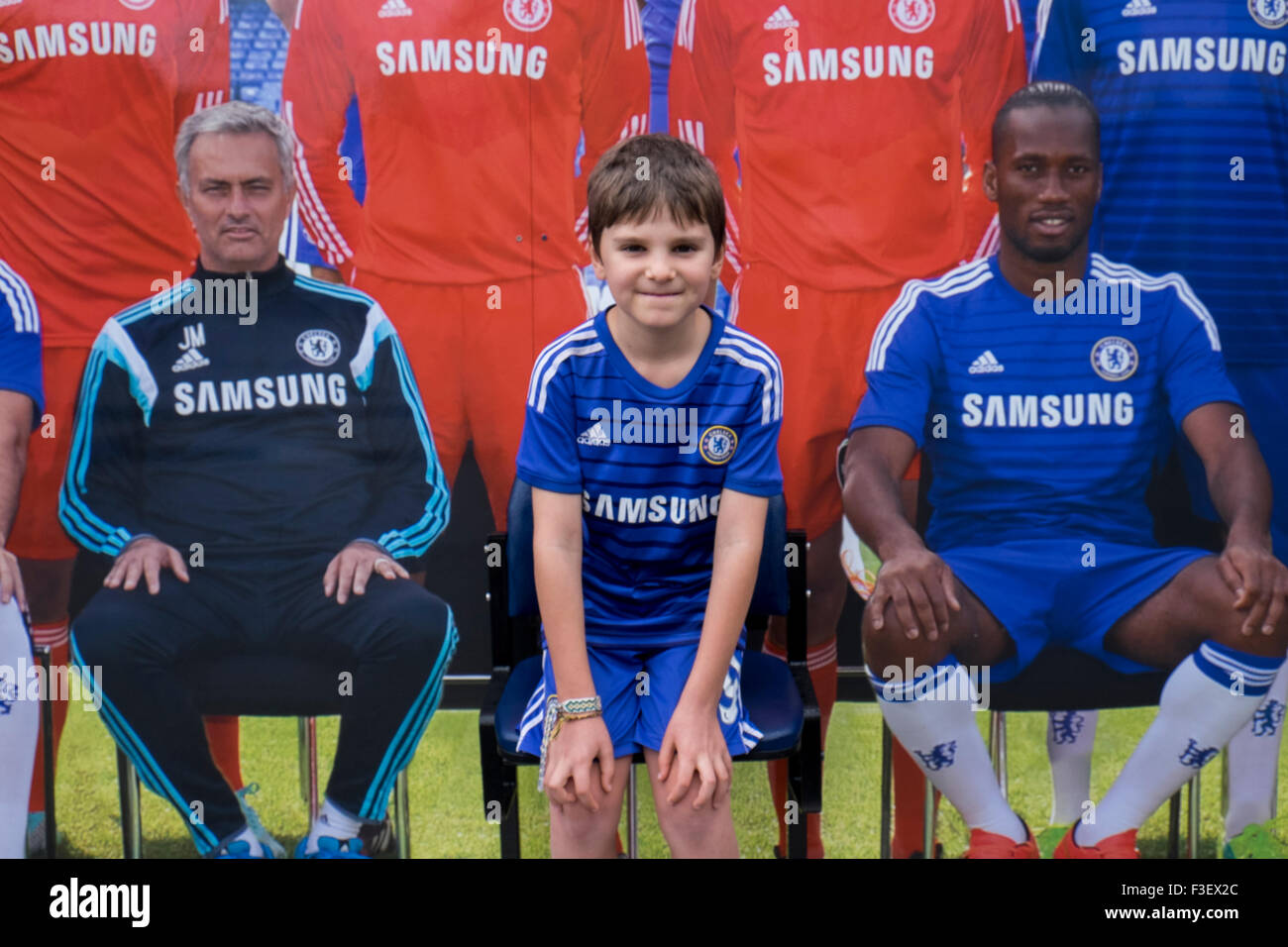 8 Jahre alter Junge auf organisierte Tour von Chelsea Football Club, London, UK Stockfoto