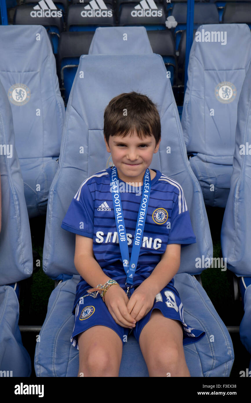 8 Jahre alter Junge auf organisierte Tour von Chelsea Football Club, London, UK Stockfoto