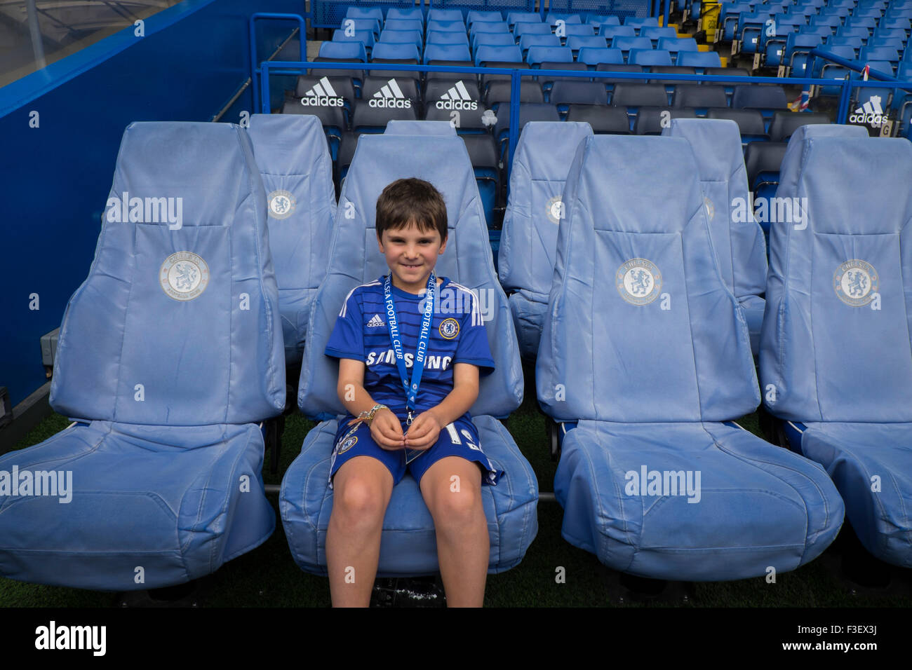 8 Jahre alter Junge auf organisierte Tour von Chelsea Football Club, London, UK Stockfoto