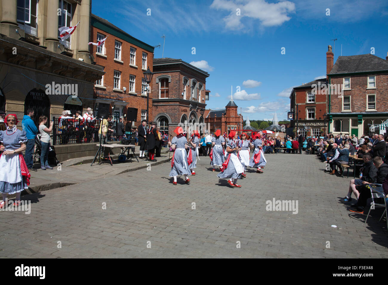 Die Poynton Jemmers Frauen Morris Tanz Gruppe Stockport Folk Festival 2015 Stockport Cheshire England Stockfoto
