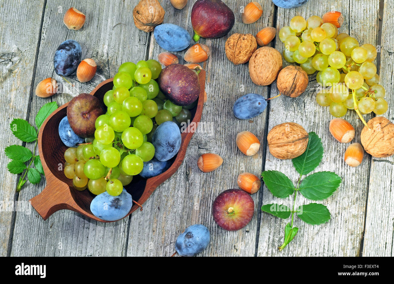 Frische reife Herbstfrüchte auf einem Holztisch Stockfoto