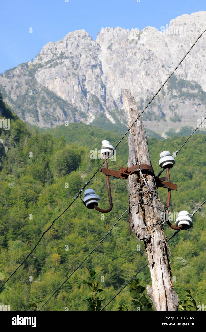 Eine verfallene Strom Pol und Leitungen unterhalb des Passes Valbone. Ajin, Albanien. 04 Sep 15 Stockfoto