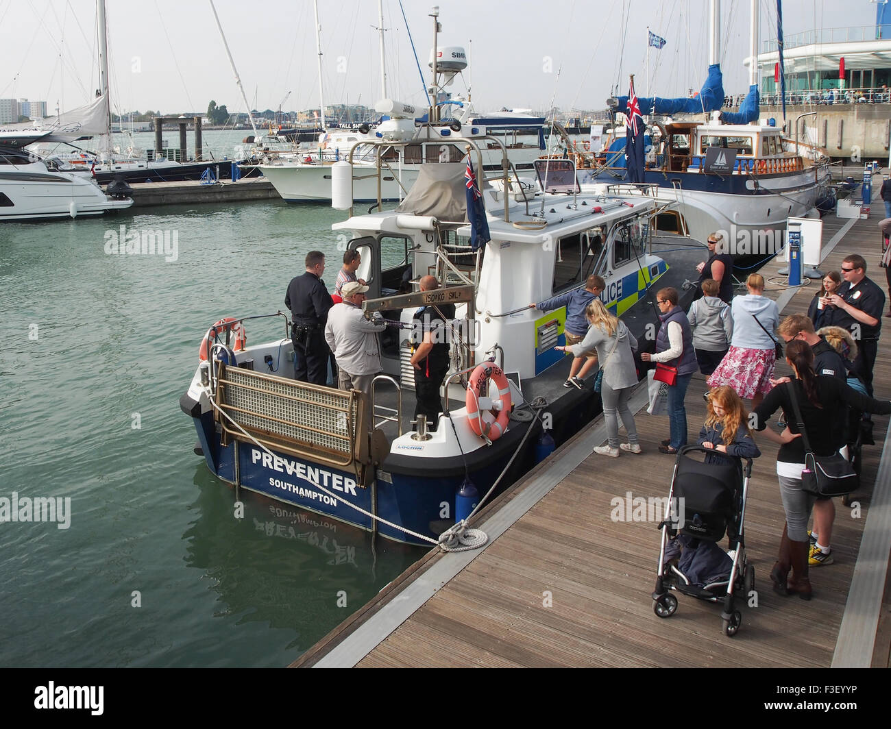 Die Hampshire Constabulary Polizei Boot Verhinderer öffentlich bei einem Polizei PR-Event in Gunwharf Quays, Portsmouth Stockfoto