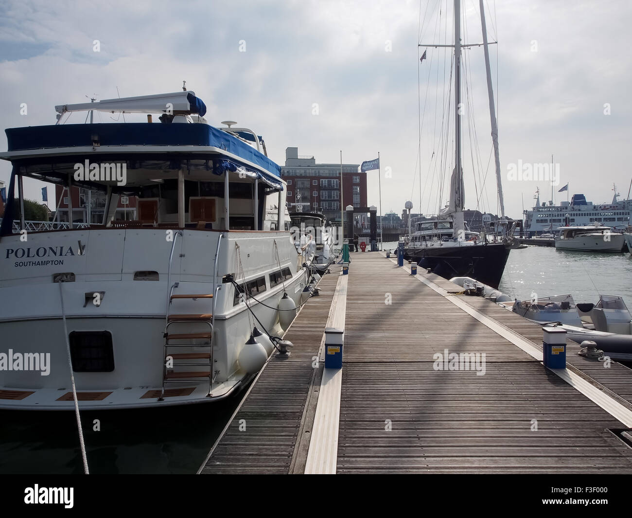 Yachten ankern auf einem schwimmenden Ponton im Gunwharf Quays, Portsmouth, Hampshire, England Stockfoto