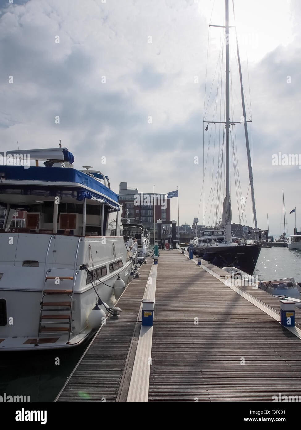 Yachten ankern auf einem schwimmenden Ponton im Gunwharf Quays, Portsmouth, Hampshire, England Stockfoto