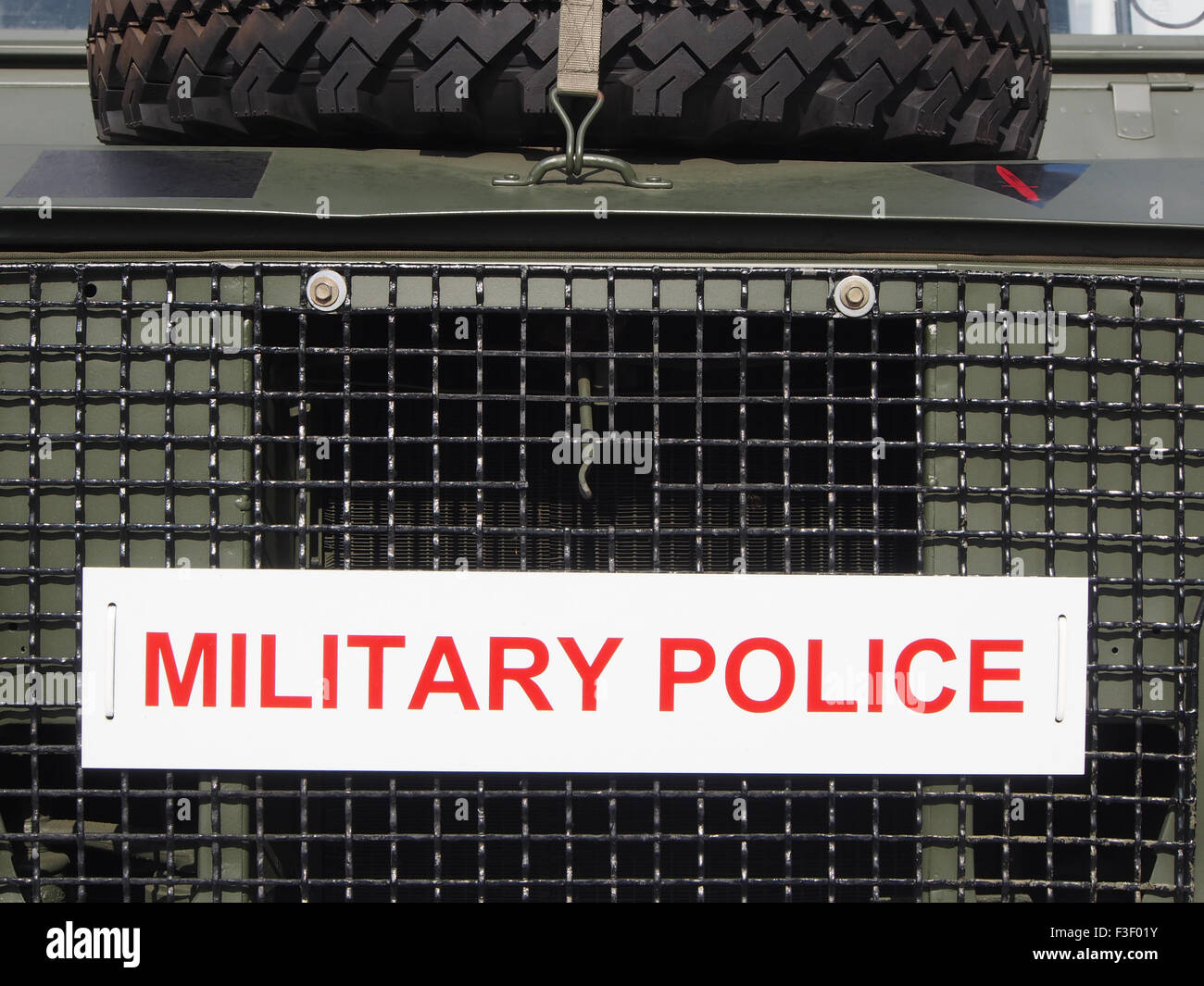 Der Grill der Militärpolizei Land Rover mit einem Militärpolizei Schild befestigt. Stockfoto