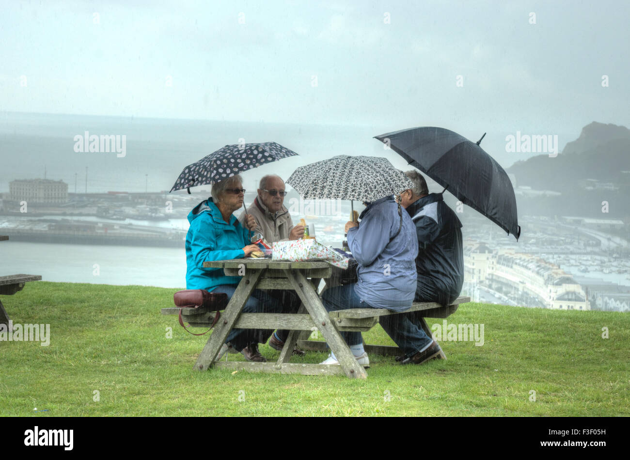 Picknick im Regen.  Picknick bei schlechtem Wetter.  Picknick vom Meer schlechtes Wetter in england Stockfoto