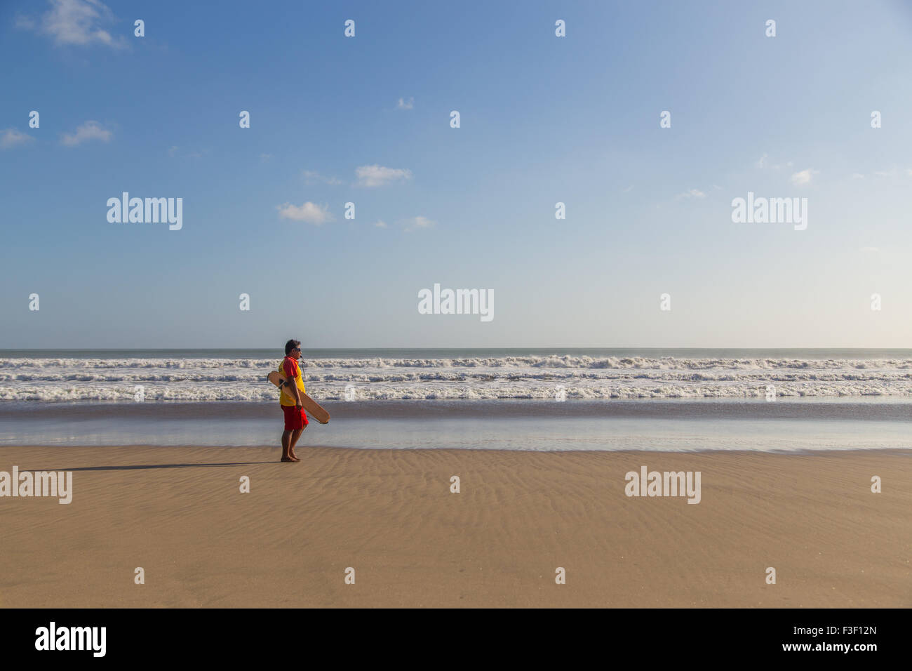 Legian Beach, Bali, Indonesien - 27. Juni 2015: Ein Rettungsschwimmer auf seine Uhr am Legian Beach. Stockfoto