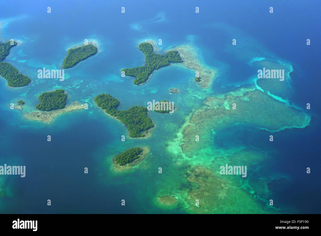 Luftaufnahme von Mangroven-Inseln mit flachen Korallenriffen im Archipel von Bocas del Toro, Karibik, Panama Stockfoto