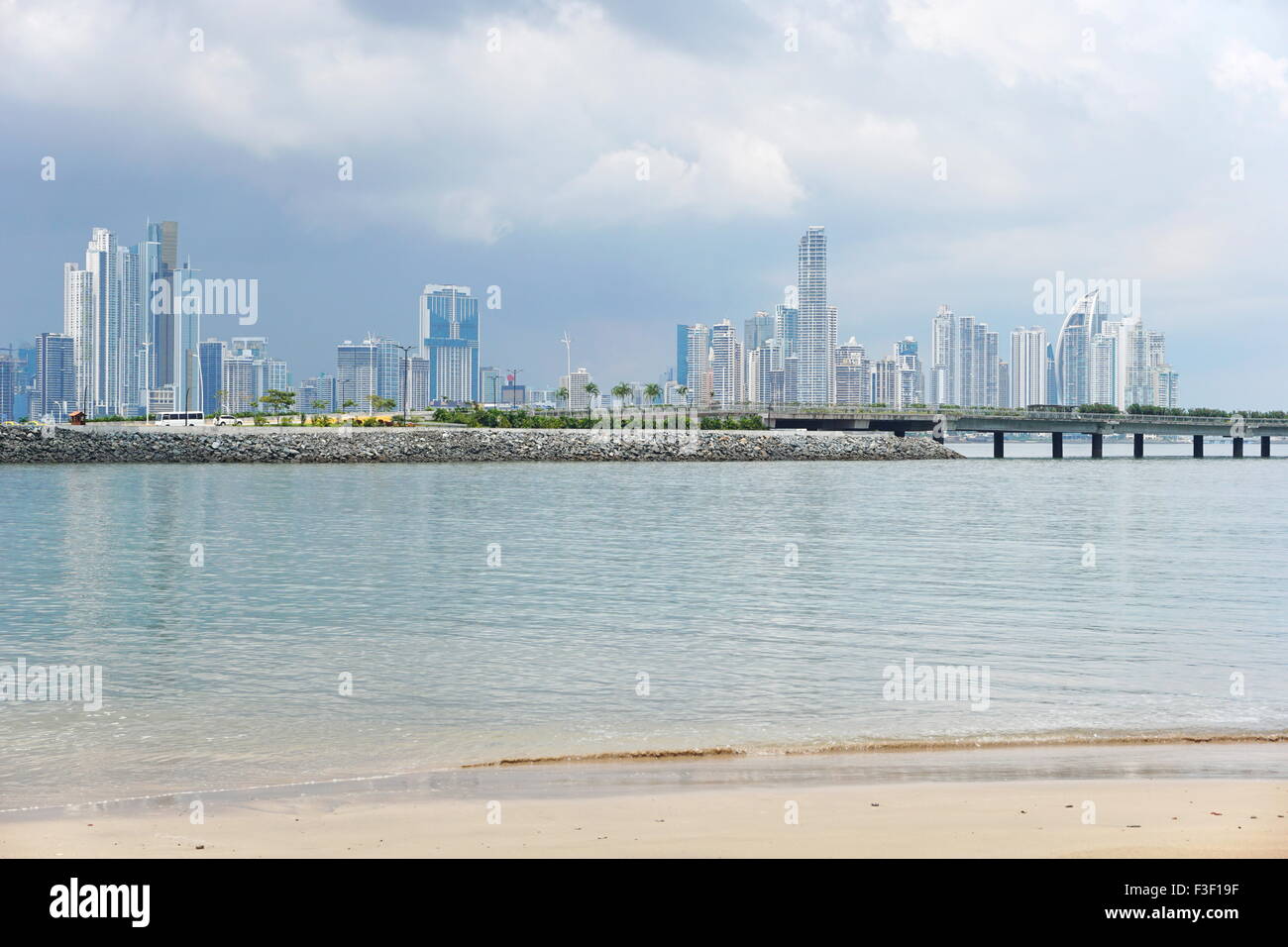 Panama-Stadt Wolkenkratzer-Skyline betrachtet von einem Strand an der Pazifikküste, Panama, Mittelamerika Stockfoto