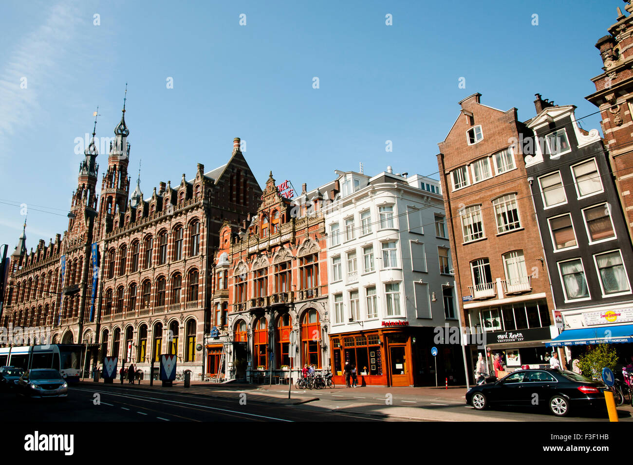 Leben in der Stadt an der Nieuwezijds Voorburgwal Street im Herzen der Hauptstadt Stockfoto
