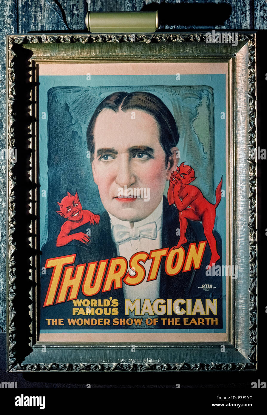 Ein Plakat Werbung berühmten Zauberer Thurston erscheint im Magic Castle, eine private Diskothek für Zauberer und Magie-Enthusiasten in Hollywood, Kalifornien, USA. Seit 30 Jahren bis zu seinem Tod im Jahre 1936 war Howard Thurston der Star der größten und bekanntesten Reisen Zaubershow seiner Zeit. Das Magic Castle ist ein 1909 Herrenhaus offen nur für diejenigen, die an der Academy of Magical Arts, eine Organisation, die sich zur Förderung der Kunst der Magie zu gehören. Akademie-Mitglieder und ihre Gäste werden jeden Abend zu einer Reihe von Zaubershows sowie Essen und trinken in diesem historischen sozialen Club behandelt. Stockfoto