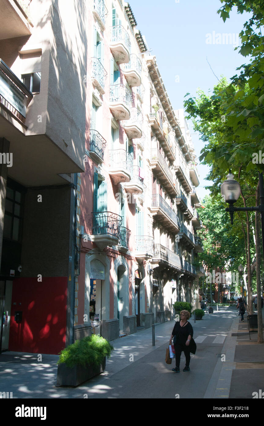 Auf der Suche nach unten Rambla del Poblenou, Barcelona Stockfoto