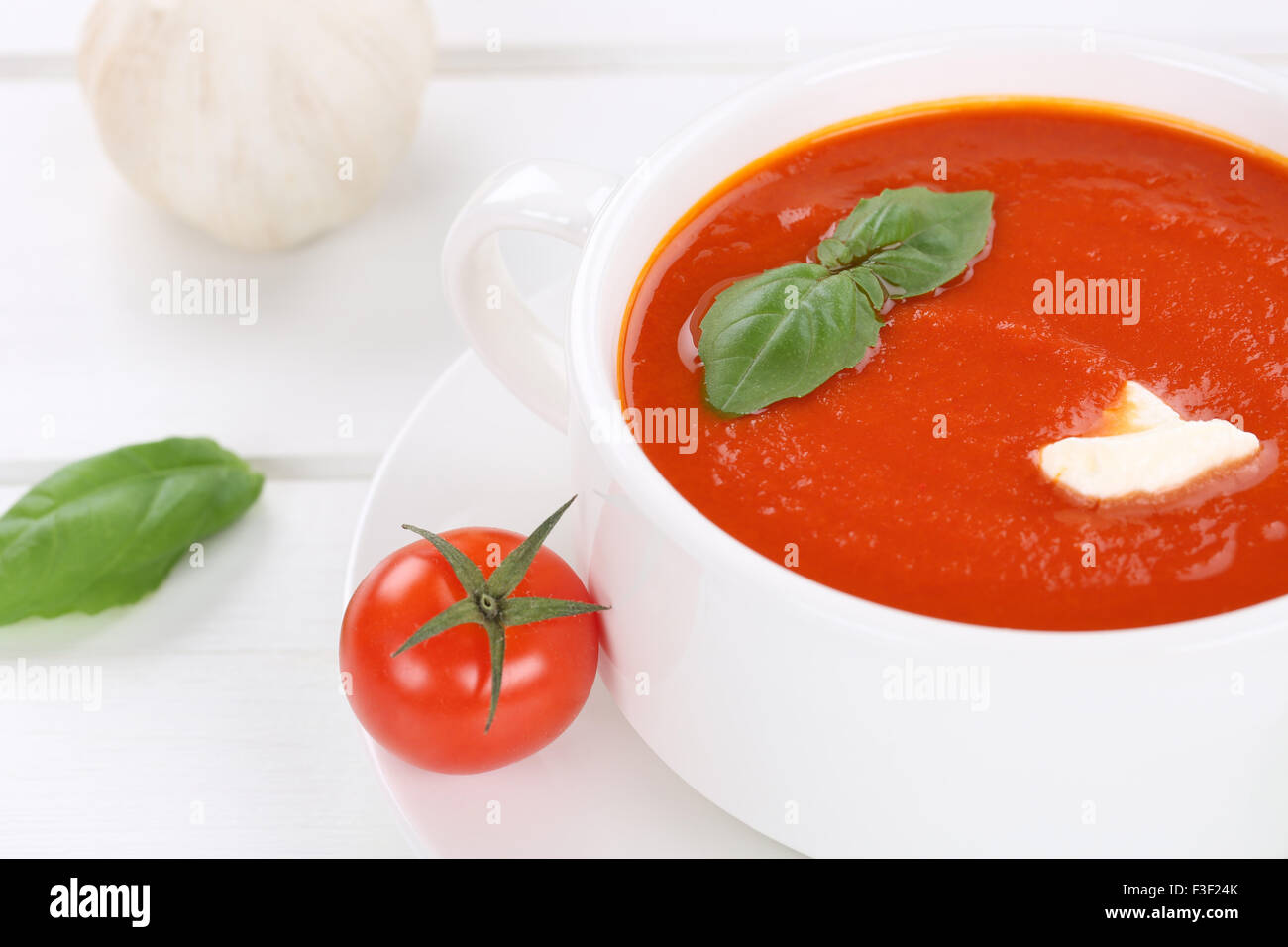 Frische Tomaten Creme Suppe essen mit frischen Tomaten in Schüssel Stockfoto