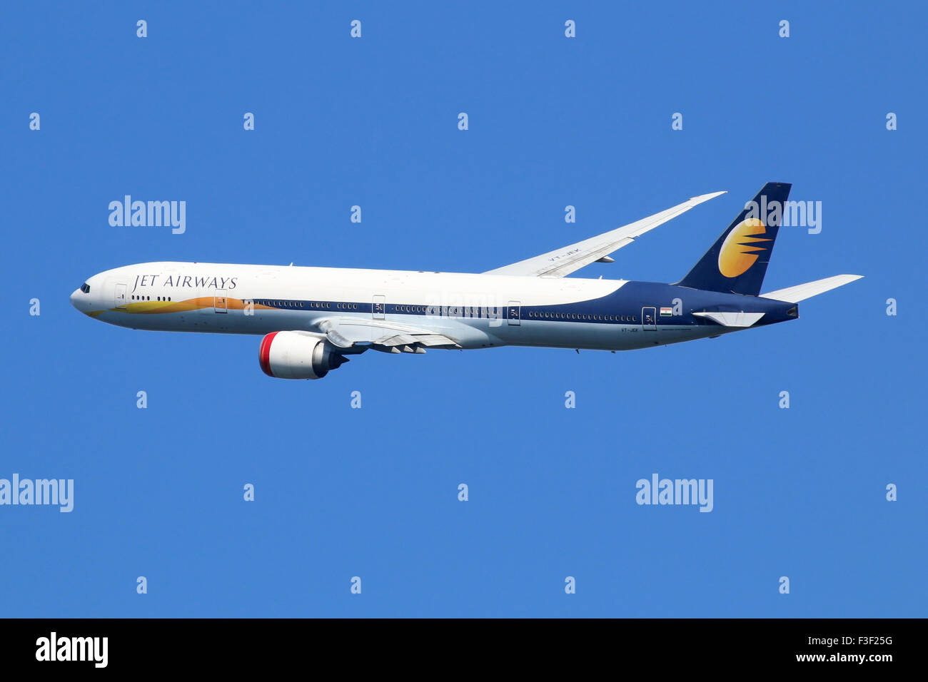 London Heathrow, Vereinigtes Königreich - 28. August 2015: Jet Airways Boeing 777-300ER mit der Registrierung VT-JEK ausziehen aus L Stockfoto