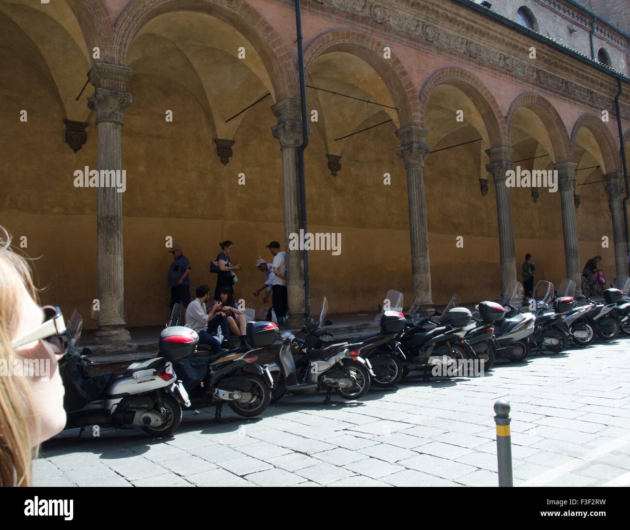 Motorradparkplätze unter Bögen an der Universität von Bologna, Italien. Stockfoto