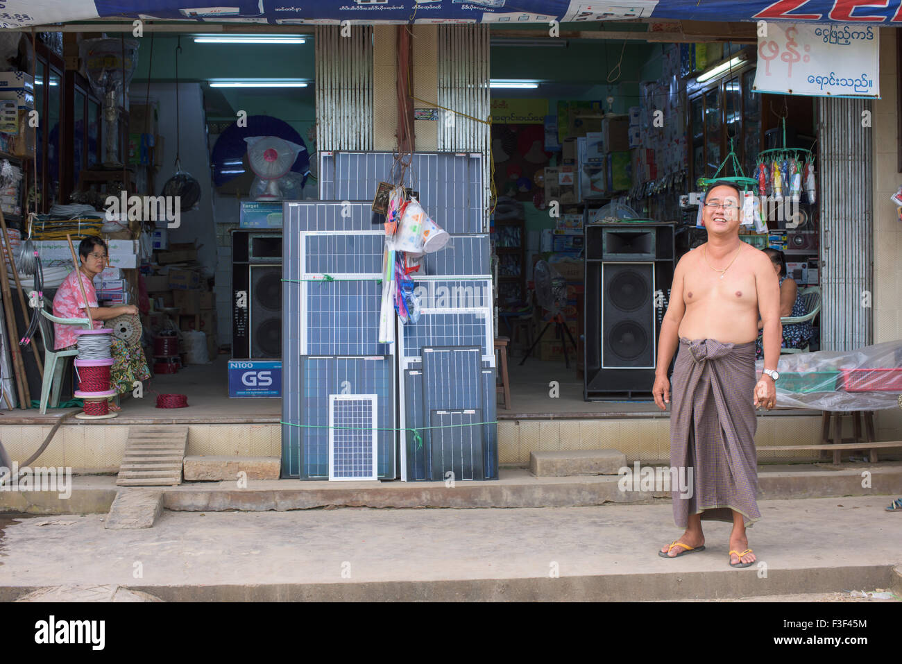 Ladenbesitzer verkaufen Sonnenkollektoren in Labutta Township in der Ayeyarwady Division von Myanmar. Stockfoto