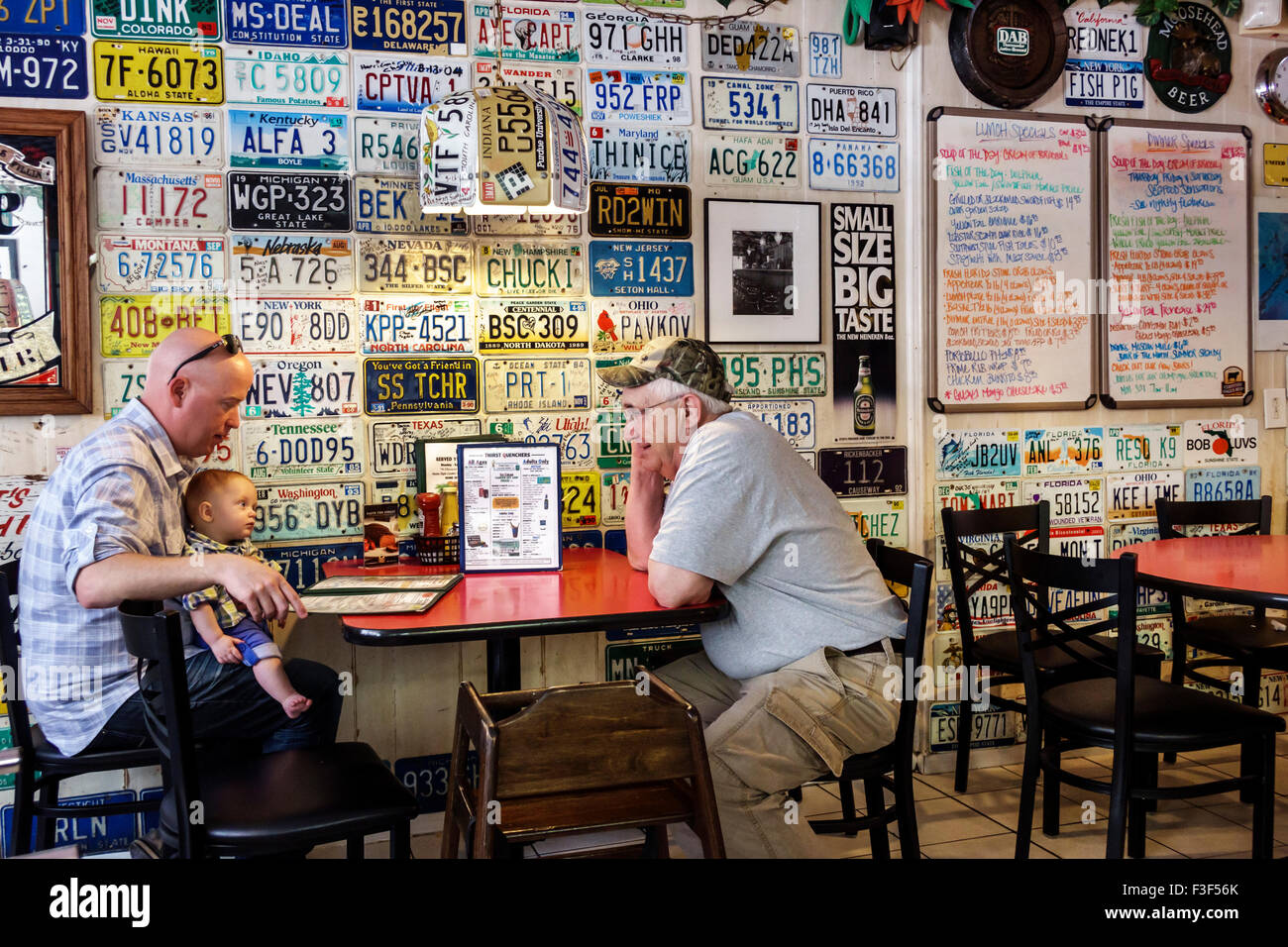 Key Largo Florida Keys, Mrs Mac's Kitchen, Restaurant Restaurants Essen Essen Essen Café Cafés, innen, Nummernschilder Dekor, 3 drei Generationen, fathe Stockfoto