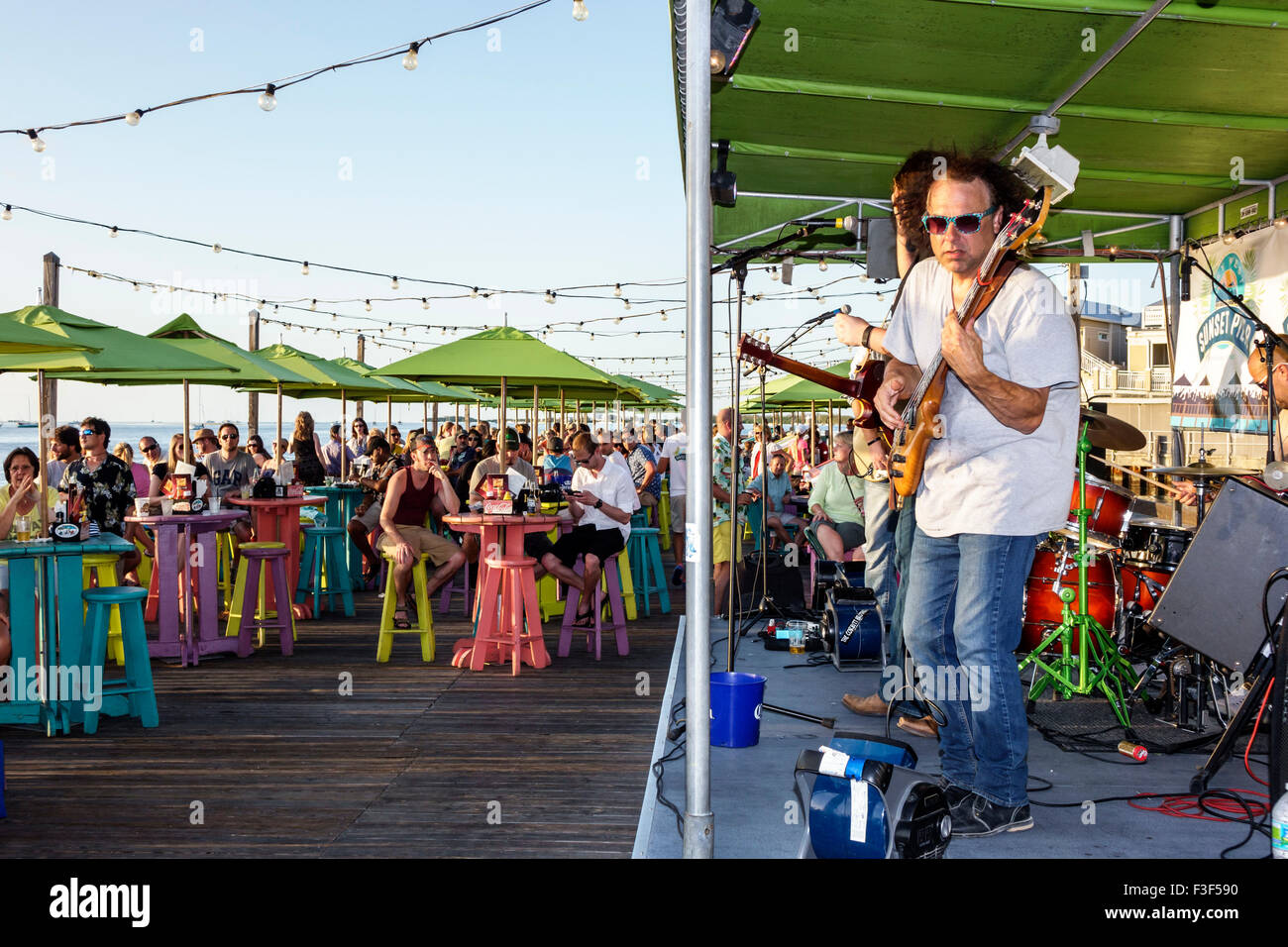 Key West Florida, Keys Sunset Pier, Bar, Lounge Pub, Restaurant, Restaurants, Restaurants, Restaurants, Cafés, Bühne, Live-Musik, Musiker, Männer, Band, die GUI spielen Stockfoto