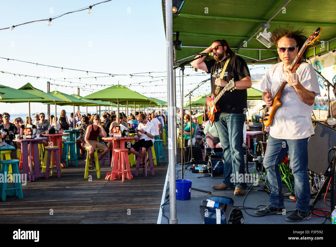 Key West Florida Keys, Sunset Pier, Bar Lounge Pub, Restaurant Restaurants Essen Essen Essen Cafe Cafés, Bühne, Live-Musik, Musiker, Mann Männer, Band, GUI spielen Stockfoto