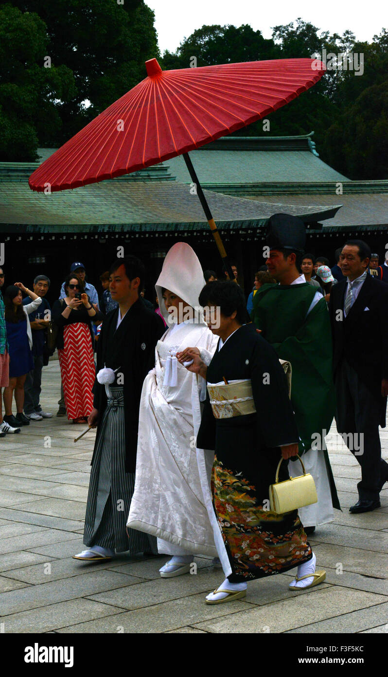 Traditionelle japanische Hochzeit an der Meiji-Schrein in Tokio stattfindet. Stockfoto Traditionelle japanische Hochzeit an der Meiji-Schrein in Tokio stattfindet. Stockfoto