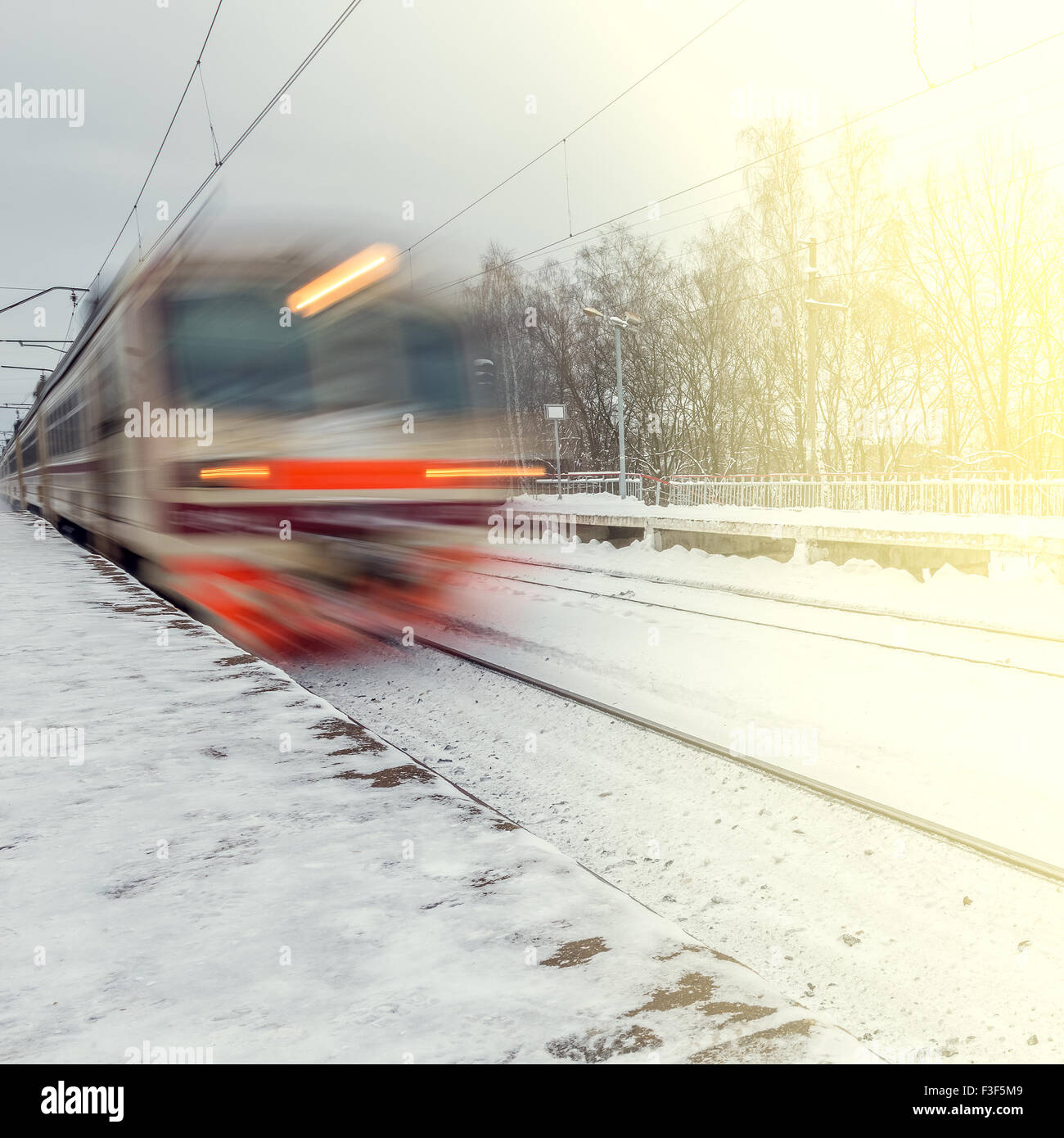 High-Speed-Zug kommt zum Bahnhof im Winter am Abendzeit. Stockfoto