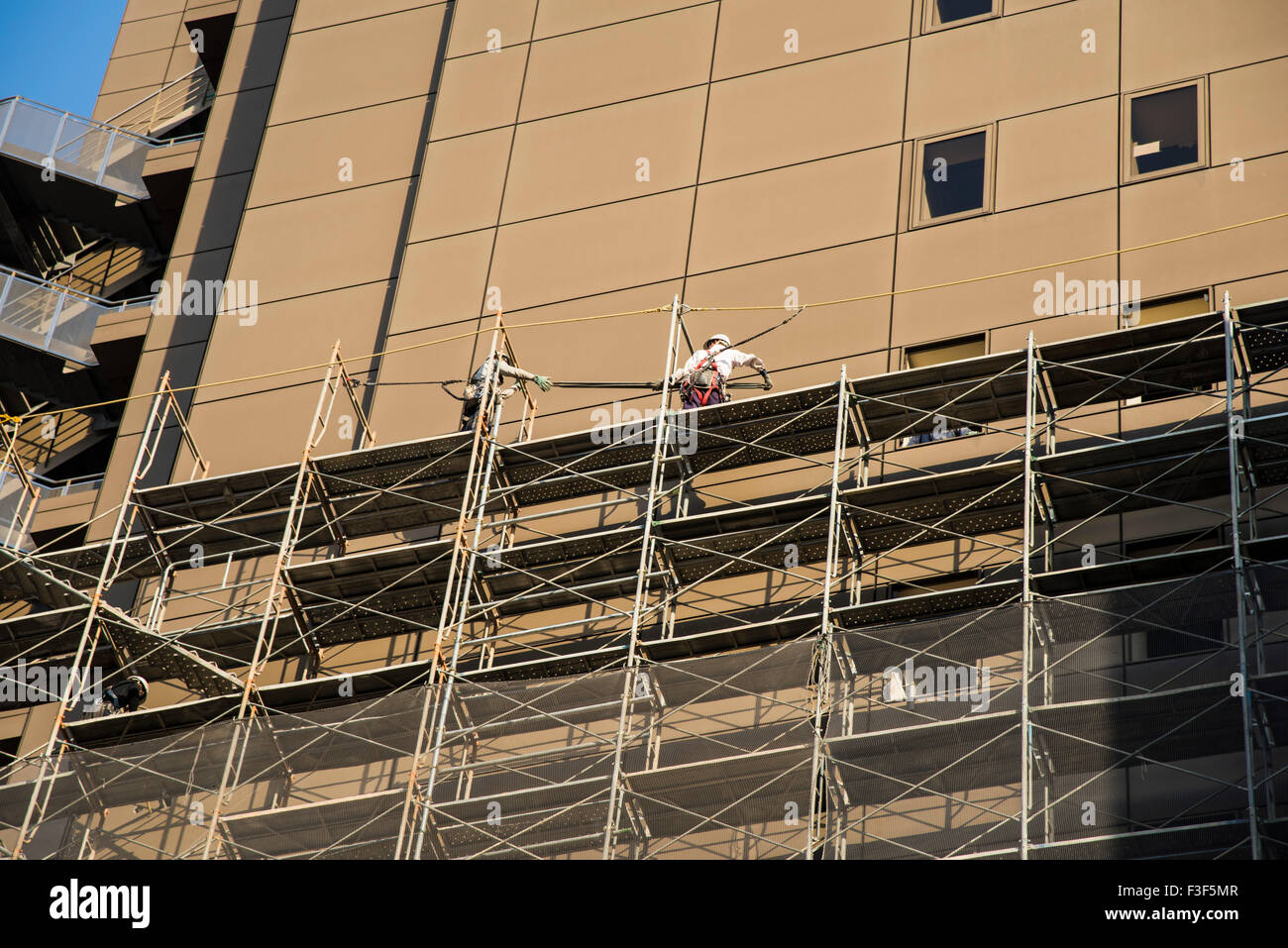 Arbeitnehmer bei hoher Platz, Shinjuku-Ku, Tokyo, Japan Stockfoto